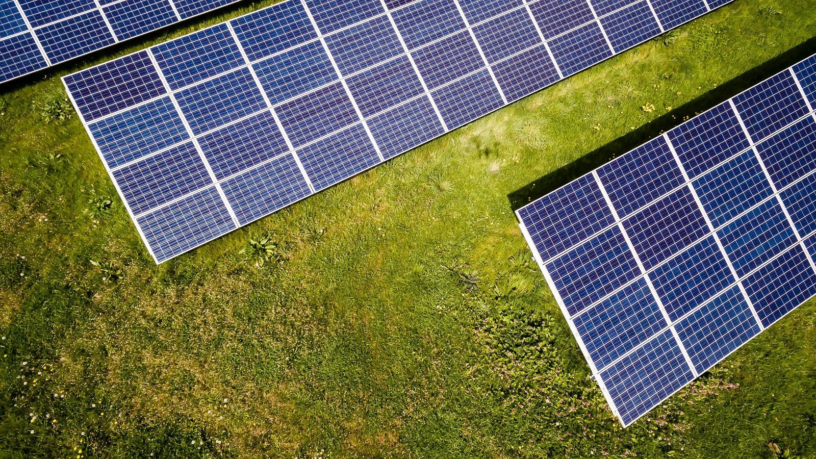 Módulos solares vistos de cima